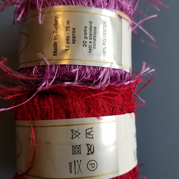 2 balls of Flutter eyelash yarn - Picture 5 of 5